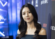 娱乐吃瓜女生主持戴眼镜,眼镜女主播的娱乐吃瓜盛宴